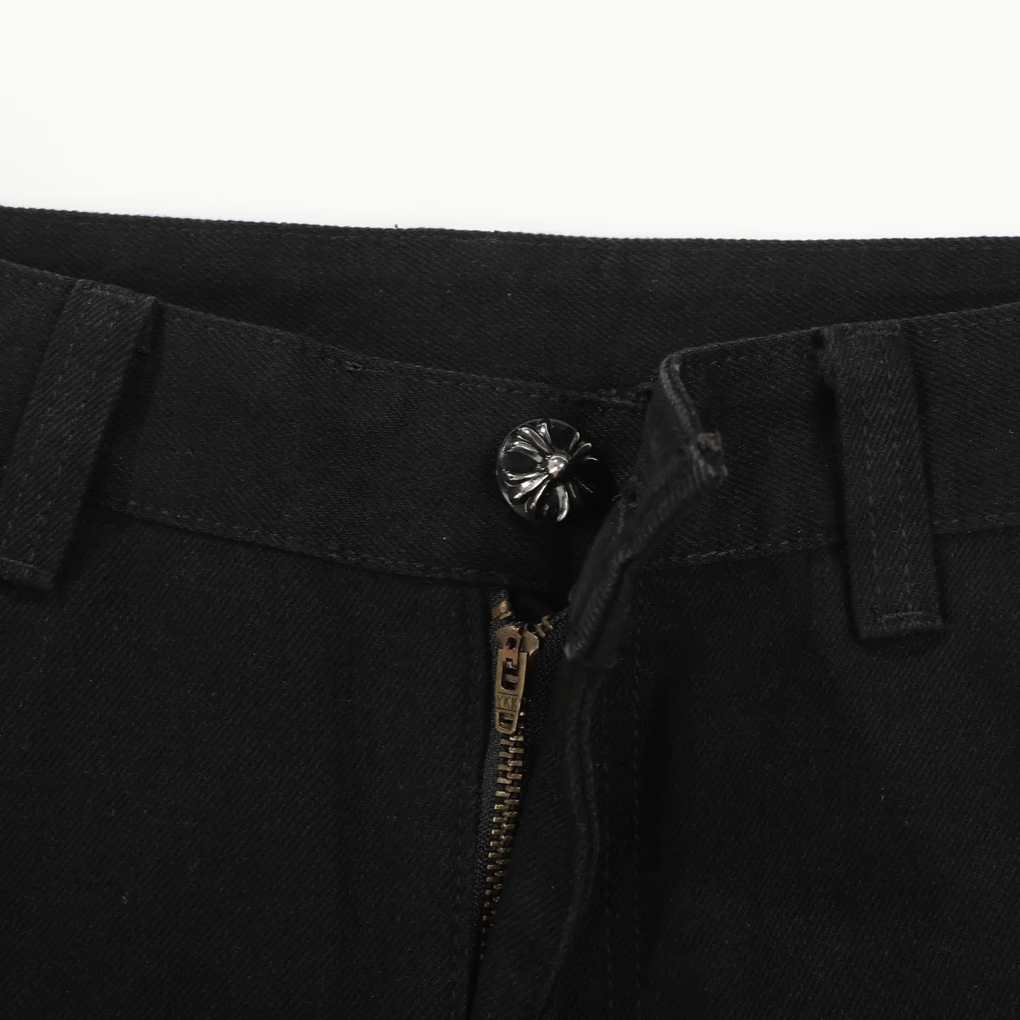 P260 Chrome Hearts Chrome Hearts black multi-element graffiti overalls Chrome Hearts clothing creative director Mattyboy Mattyboy, whose real name is Matt DiGiacomo, is a graffiti artist with a non-school background. He started to serve as the creative director of the Chrome Hearts clothing series in 2018. Since then, Chrome Hearts, which has been injected with young blood, has become popular again. Popular clothing and leather goods, especially the vintage trousers modified product line, must be pre-ordered in stores around the world. Especially patterns like Checker Ball, Checker Eyes and Smiling Lips. The fictional record company logo "SexRecords" often appears in his works, forming his unique style. "I hate humanity, but I love art. Before the end of my life, I just want to do my best to create." ----Matty Boy Mattyboy and vrigil Abloh are also very close. They are both ICONs who bring street culture into luxury accessories. Via.MattyBoy90 (IG) Size: 28/30/32/34/36 Waist: 69/74/79/84/89 Knee circumference: 50/51.5/53/54.5/56 Pants length: 102/104/106/108/110